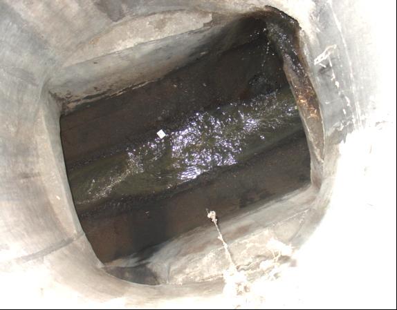 Figura 3. Inspección al drenaje, encontrando agua limpia por fugas en la red de abastecimiento de CU. Figura 4. Inspección al drenaje, encontrando agua limpia por fugas en la red de CU.