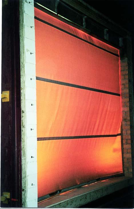 Estructura mecánica: Las cortinas de fuego están generalmente fabricadas con cristal para altas temperaturas (Silica-Glass) con alambres de acero fortalecido.