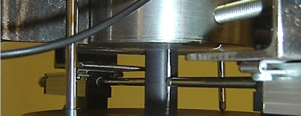 Los dos transductores TR5 se dispusieron midiendo paralelamente las deformaciones verticales, mientras que los dos TR75 se dispusieron anclados a la placa superior de carga, midiendo las