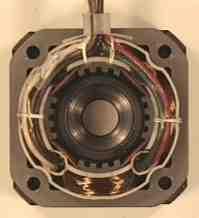 excitadoras bobinadas en su estator. Las bobinas son parte del estator y el rotor es un imán permanente.