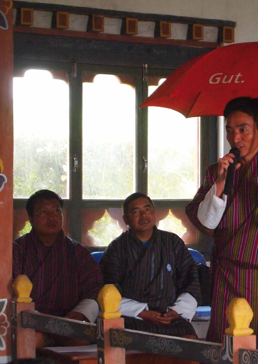 12 Informe anual 2016 Story Bután: Under the red umbrella En 1972 el cuarto rey de Bután declaró la felicidad como objetivo superior de la política nacional.