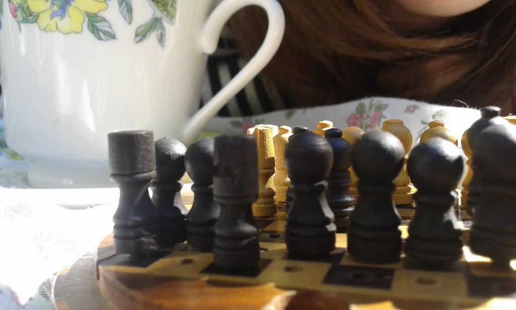 La verdadera Alicia 28 / 35 4. P CORTO Juegan al ajedrez mientras toman el té.