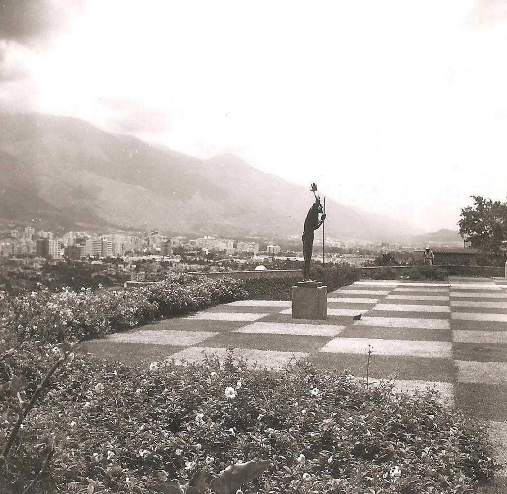 En la cima de una de las colinas de Caracas fue donde el paisajista brasilero Roberto Burle Marx creó una suerte de damero ajardinado orientado hacia la visual más privilegiada del valle, la serranía