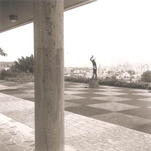 el damero en la obra de Burle Marx: una de transición entre la edificación y el paisaje El diseño del damero, según John Stoddart, surgió como solución a la necesidad de ubicar dos esculturas