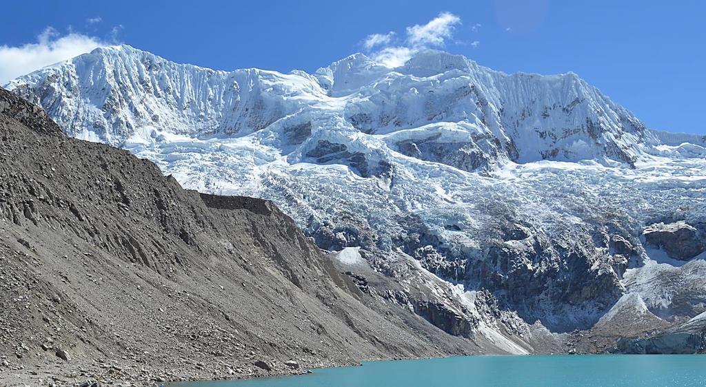 El glaciar Palcaraju (Ver fotografía N 01) situado en el nevado del mismo nombre entre las cotas 4,850 y 6,110 msnm. cuenta con una superficie aproximada de 3.