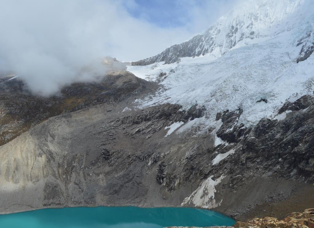 La zona oeste del frente glaciar Palcaraju presenta glaciares cubiertos con detritos y escombros (Ver fotografía N 02), esta zona posee una intensa actividad erosiva producto de la escorrentía