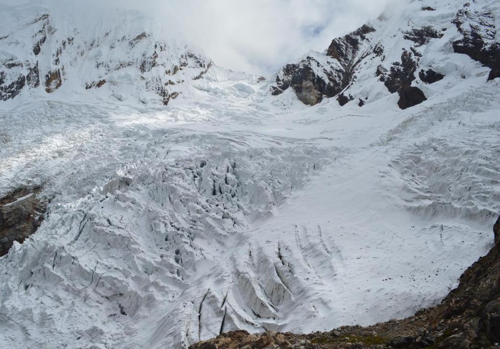 Esta zona del Glaciar Pucaranra es relativamente accesible, tal como se muestra en las fotografías N 05 y 06,