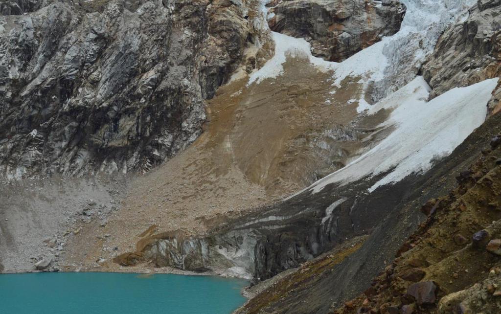 Glaciar reconstituido, ubicada en la zona posterior de la laguna Palcacocha está formada a partir de los desprendimientos de los glaciares Palcaraju y Pucaranra, es un cuerpo