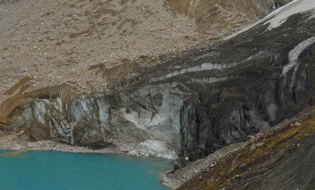 El frente glaciar se encuentra en contacto con la laguna Palcacocha y expuesto a la fusión proveniente de los cambios de temperatura del agua.