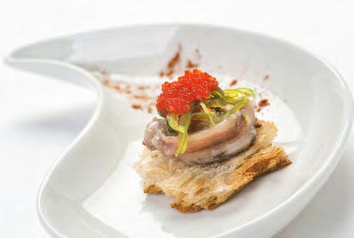 dies, de 10 a 24 h Sardina marinada sobre pa de vidre amb algues i caviar Vol-au-vent
