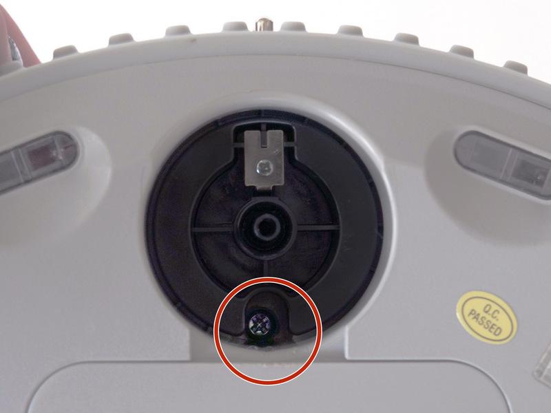 Hay un tornillo grande configurar más profundo en el compartimiento de la rueda. Utilice el destornillador para retirarlo.