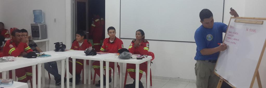 7 CApACiTACioNES A CuErpoS DE BoMBEroS La capacitación, el entrenamiento y el reentrenamiento son los ejes fundamentales que permiten a los Bomberos de Colombia estar preparados