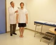 TEST de ROMBERG: es una prueba de equilibrio estático en donde el paciente está en posición de firme con los pies juntos, brazos a los lados y ojos cerrados. - Negativo: cuando no existe oscilación.