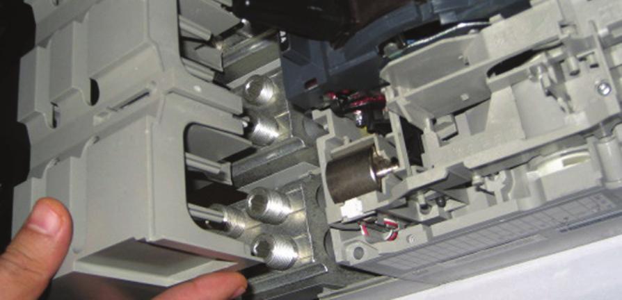 7. Instale dos kits de conector de barras (S33928) en los polos del exterior para los dispositivos de una fase, siguiendo las instrucciones incluidas con estos kits.