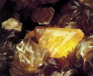 Durante los años de producción de la mina se obtuvieron notables cristalizaciones de casiterita sobre drusas de cuarzo, compuestas por prismas brillantes entre 4 cm y 5 cm de longitud, cerrados por