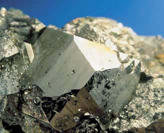 REJALGAR (?) AsS Se han encontrado pequeños cristales prismáticos, de hasta 2 mm, de este mineral, asociados a arsenopirita. FILONES CRUCEROS DE ORIENTACIÓN NW-SE.