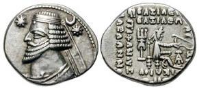 » Idéntico caso que la pieza anterior. La dracma Sellwood 47.13 no presenta descripción de la leyenda griega y en www.parthia.