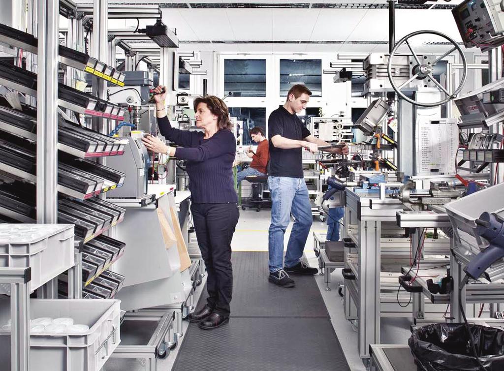 Los centros de producción de Suiza y Serbia, así como una fabricación continuamente optimizada con puestos de trabajo ergonómicos e inversiones en
