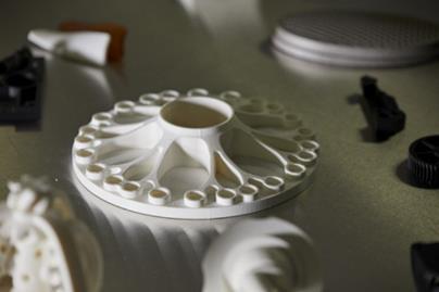 4 tendencias influyentes 1 Manufactura aditiva Impresión y digitalización 3D: Practicidad Complejidad a bajo costo
