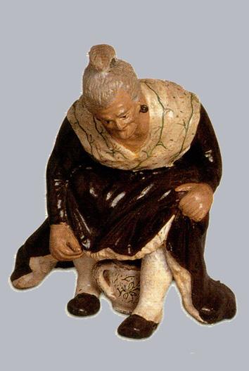 25), una figura pessebrística d una vella amb També a Portugal es troben figures en actitud de satisfer les necessitats majors, que són denominades cagões i solen