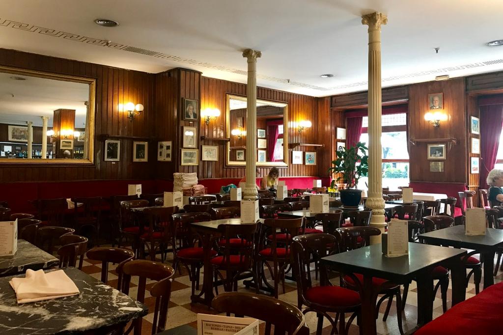 Los cafés Gijón, Pombo, Europeo, Recoletos y Comercial son algunos de los cafés que albergaron importantes tertulias literarias y políticas a lo largo del siglo XX, El interior