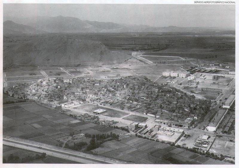 Cerro San Cosme, 1953. En primer plano, la avenida 28 de julio.