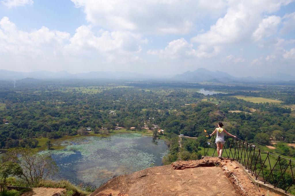 sea un tramo de riesgo, pero sí que hay que ir bien hidratado y no tener vértigo. Una chica joven se desmayó a mis pies. La cima Sigiriya (Sri Lanka) Donde todo el mundo ansía llegar.
