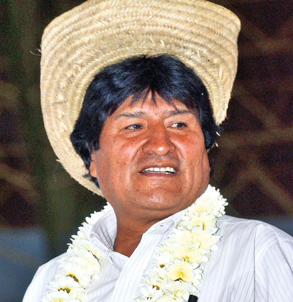 Evo Morales denuncia instalación ilegal de una base militar chilena cerca al Silala Presidencial DISCURSO lunes 9 de mayo de Nº 900 2016 El presidente Evo Morales en el coliseo de la La Coronilla, en