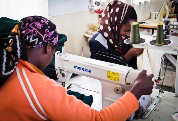 Taller de formación textil Proyecto de apoyo a la comunidad Desarrolla el doble objetivo de la enseñanza de una profesión a mujeres