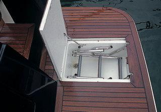 El espejo de popa acoge un módulo que hace las funciones de asiento acolchado pero, además, está pensado para estibar la balsa salvavidas.