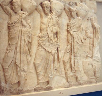 Dioses del desfile de las Panateneas, portadores de ofrendas y las doncellas Panateneas. Friso corrido que rodeaba el Partenón.