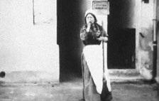 FRANCIA, 1898 1 // FDIGITAL PREMIERE CHILENA CHILEAN PREMIERE LA CONCIERGE Unos niños se divierten tocando la campanilla de