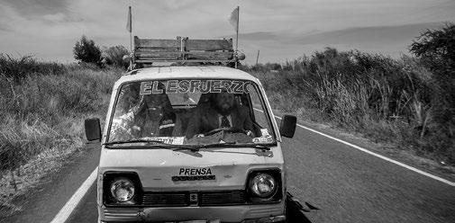 VENTANA DEL CINE CHILENO 218 [24] FICVALDIVIA LA MENTIRITA BLANCA Debido a la falta de acontecimientos en un pequeño pueblo campesino del sur de Chile, un fracasado periodista se ve forzado a