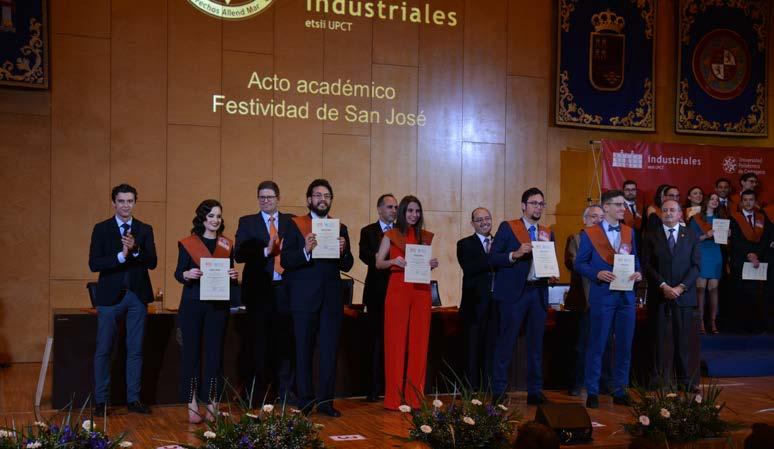 INGENIERÍA QUÍMICA INDUSTRIAL 21 Y reciben sus diplomas Andrés Jérez Navarro,