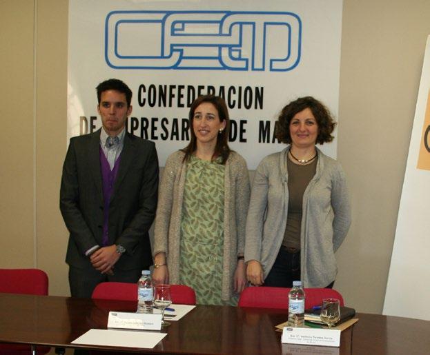 7. Fundación CEM La Secretaria General de CEM junto a los responsables de la empresa I-Answer Da Bruno. Colaboración con la Asociación de Artistas Plásticos de Málaga (APLAMA).