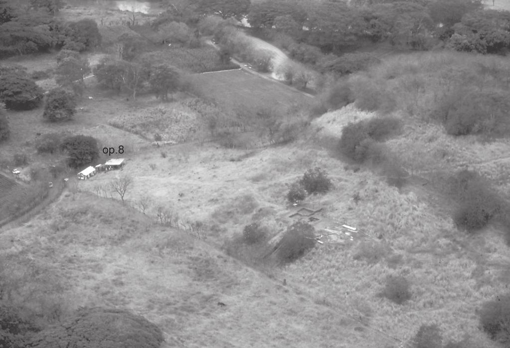 144 Fig. 2 Vista aérea de Cerro Juan Díaz, tomada en el mes de febrero (estación seca). El Proyecto Arqueológico Cerro Juan Díaz, dirigido por el doctor Richard G.