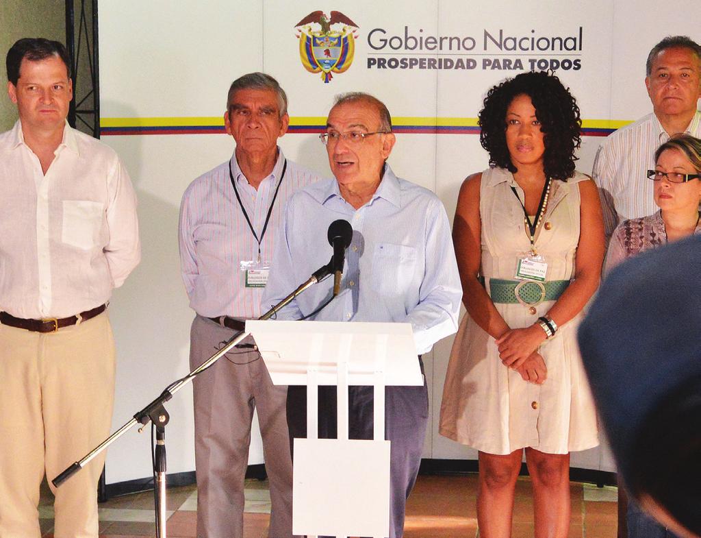 Testigos Humberto de la Calle y la delegación del gobierno durante los diálogos de paz en la Habana, Cuba.