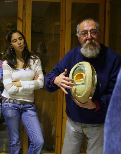 Luis Castellón, catedrático de Ciencias Naturales, es el gran artífice del Museo de Ciencias Naturales del Instituto Padre Suárez. Ha recuperado, catalogado, y restaurado los fondos expositivos.