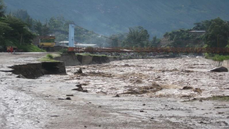 de carretera afectada 59 Puentes destruidos 89 Puentes afectados 05 Establecimientos de Salud destruidos 511 Establecimientos de Salud afectados 2,873 Locales escolares afectados