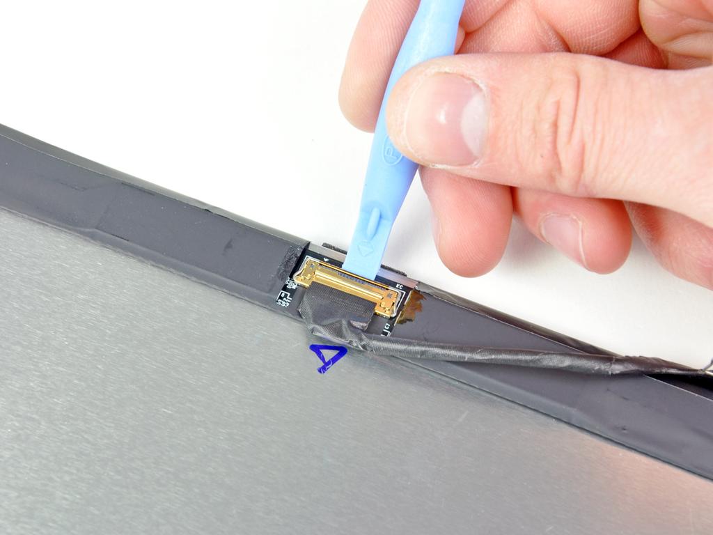 Paso 33 Utilice el borde de una herramienta de abertura de plástico para voltear el clip de
