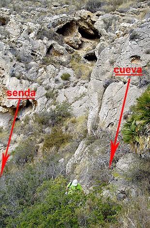estufaor, al NE de la Serra Gelada (Sierra Helada), y siguiendo a pie dicho camino, prohibido para vehículos, se recorren unos 1350 m.