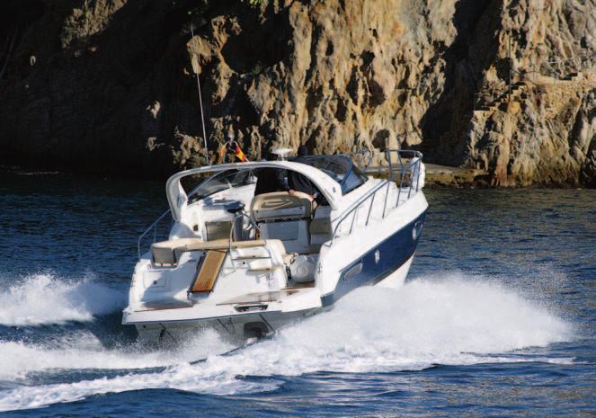AL DETALLE EN EXTERIOR Como es habitual en las embarcaciones Cranchi, la Zaffiro 36 dispone en proa de portadefensas y aro salvavidas.