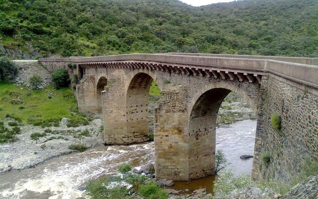 Puente en los Esquistos Grauváquicos, del Precámbrico Sup., sobre el Río Salor.