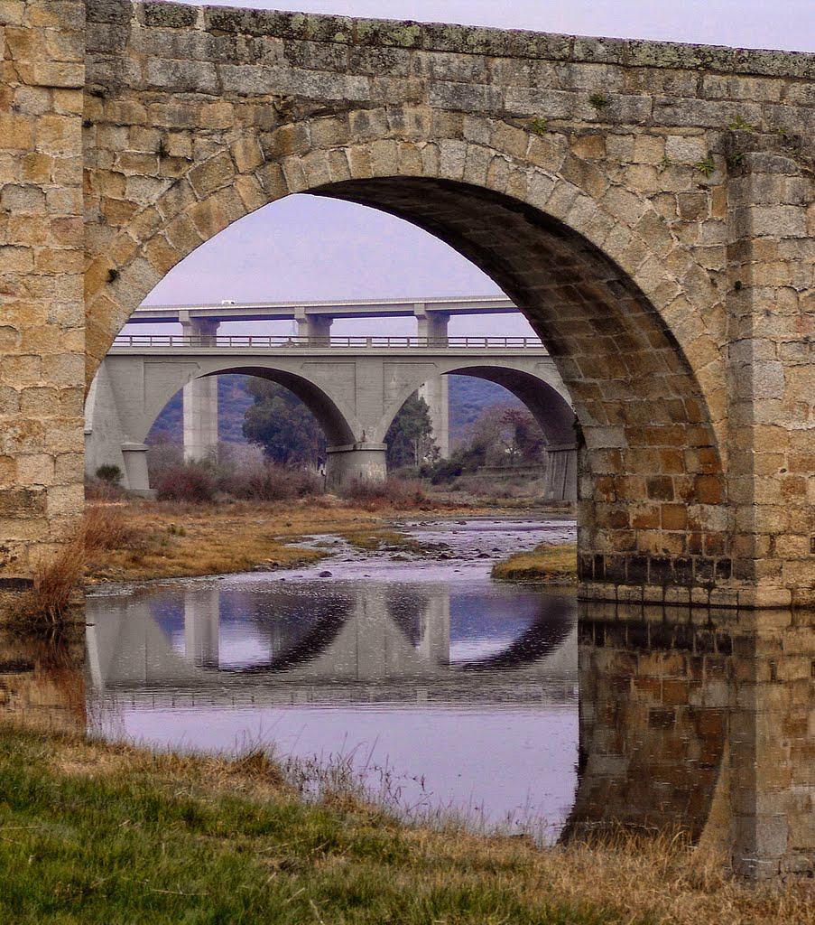 Tres puentes sobre el Río Almonte, S de Jaraicejo, Cáceres. NW Hoja de Aldeacentenera. (por Jordi Navarro-Google) Vamos por el centro de la Provincia en este archivo 5 del Paseo Geológico por Cáceres.