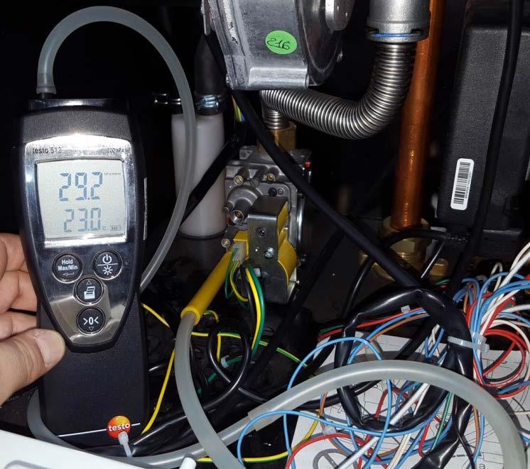 Para los termostatos y otros controles alámbricos adicionales, el alambrado debe canalizarse en forma independiente, para evitar interferencia de otras fuentes de energía.
