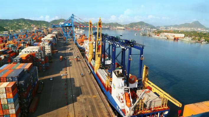 Si partimos de que el 80/ 85% del comercio global de larga distancia se transporta vía marítima se comprende que los puertos