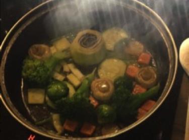 40 41 42 - Saltear todas las verduras con el jamón, la mantequilla y el aceite. - Emplatar disponiendo las verduras de forma atractiva en el plato.
