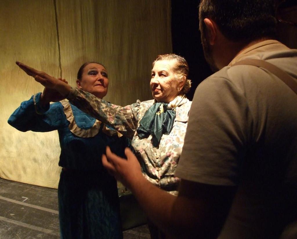 Propuesta del Director: Chiqui Paniagua hace una reinterpretación del Texto de José Sanchis Sinisterra «Ay Carmela», ahondando en el modus vivendi de los cómicos y artistas que vivieron en nuestro