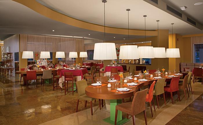 RESTAURANTES Los huéspedes pueden elegir entre 4 restaurantes, incluyendo: 2 restaurantes a la carta, un grill y un restaurante tipo buffet.