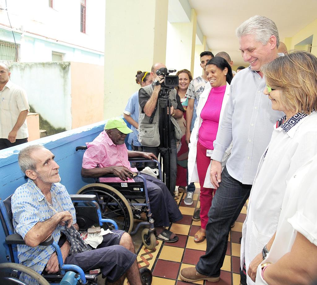Díaz-Canel Bermúdez departió con el pueblo que lo esperaba a las afueras del hogar de